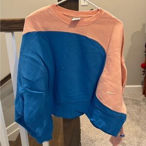 Women’s Nike cropped sweatshirt small